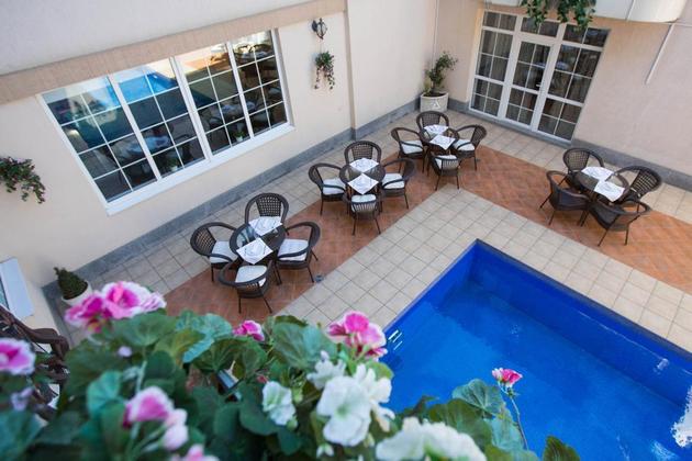 Внутренний дворик с бассейном